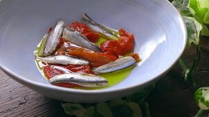 Sardellen und geröstete Paprika in Olivenöl zubereiten