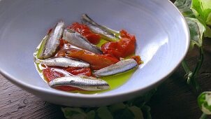 Sardellen und geröstete Paprika in Olivenöl zubereiten