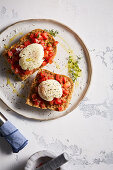 Griechische Ntacos mit Tomaten und pochiertem Ei