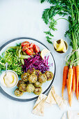 Karotten-Falafel mit Hummus und Gemüsesalat