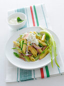 Penne mit Löwenzahn, Zwiebeln und Burrata