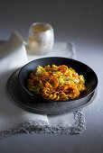 Fusilli mit Garnelen und Lauch in Grüntee-Curry-Sauce