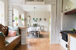 Durchgang von der Küche ins Esszimmer im skandinavischen Stil