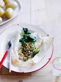 Fischfilet im Pergamentpapier mit Salsa aus grünen Oliven und eingemachten Zitronen