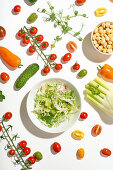 Gesunde Zutaten für Salat auf weißem Hintergrund