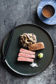 Mariniertes Miyabi Wagyu Steak mit Pilzen, Zwiebeln und Teriyaki Sauce