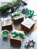 Weihnachtsgeschenk-Kuchen mit Schleifen und Zuckerperlen