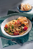 Spaghetti mit Favebohnen, Kirschtomaten und gebackenen Zwiebeln