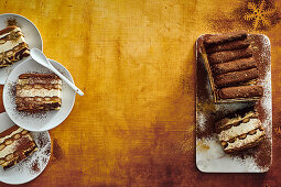 Tiramisu auf Servierplatte und Desserttellern