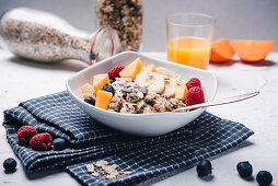 Veganer Porridge mit frischen Früchten und Orangensaft