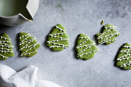 Glutenfreie Matcha-Mürbeteigplätzchen in Tannenbaumform