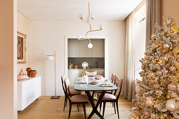 Weihnachtsbaum im eleganten Esszimmer in Champagnerfarben