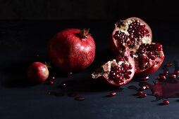 Stilleben mit aufgebrochenem Granatapfel