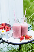 Erdbeer-Mandelmilch in Flaschen