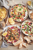 Verschiedene Dips (mexikanisch, griechisch und Hummus mit Blumenkohl) zu Weihnachten