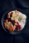 Stück Apfel-Brombeer-Pie mit Eiscreme