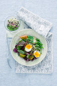 Pflücksalat mit grünen Bohnen, Sprossen und Sesam-Ei