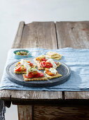 Crackers mit Anchoiade, Tomaten und Mozzarella