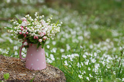 Strauß aus Maiglöckchen und Apfelblüten