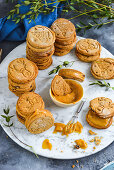 Shortbread cookies with caramel cream