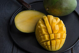 Aufgeschnittene reife Mango