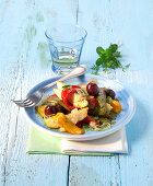 Lauwarmer Gemüsesalat mit frischen Kräutern und Oliven