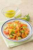 Melonen-Gurken-Salat mit Paprika und Pfefferminze