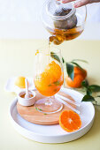 Mandarinensorbet mit Tee aufgießen