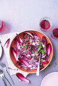Rotkohl-Radicchio-Salat mit Radieschen, roten Zwiebeln, Senfdressing und Petersilie (vegan)