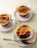 Crème brûlée mit Zitronenaroma und Pflaumenkompott