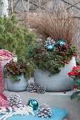 Christmas pot arrangement with pseudo-berries, carpet sedum 'Fuldaglut', tripmadam and autumn sedge, balls and cones as decoration