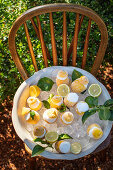 Zitroneneis serviert in ausgehöhlten gefrorenen Zitronen