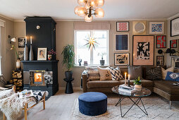 Schwarzer Kaminofen im gemütlichen Wohnzimmer in gedeckten Farben