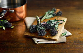 Frischer Broccolini auf Holzbrett