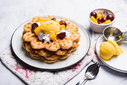 Vegane Vanille-Waffeln mit Mangosorbet, Sojasahne und Früchten