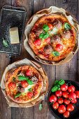 Pizza mit Fleischbällchen und Kirschtomaten