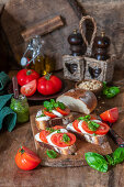 Bruschetta mit Tomaten, Mozzarella und Pesto