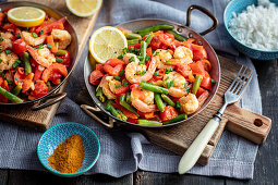 Prawns with green beans, pepper and cherry tomatoes