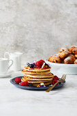 Ein Stapel Pancakes serviert mit Sommerbeeren