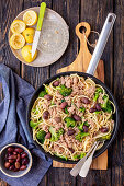 Spaghetti mit Brokkoli, Thunfisch, Zitrone und Oliven