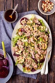 Salat mit Grillzucchini, Rote Bete, Thunfisch und Haselnüssen
