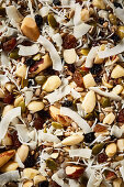 Granola mit Kokoschips, Rosinen, Korinthen und Mandeln