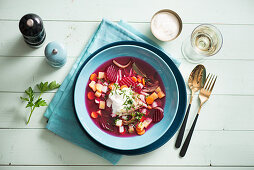 Rote-Bete-Suppe mit Gemüse und Sauerrahm