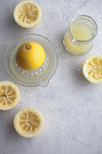Frisch gepresster Zitronensaft