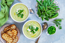 Green pea cream soup served with toasted bread