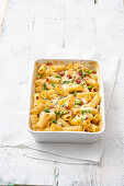 Rigatoni casserole with cooked ham, broad beans and mozzarella