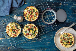 Mini quiche with sausage, courgette and spinach