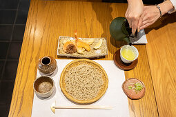 Sobanudeln, Tempura von Garnelen und Tee