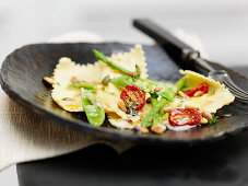 Selbstgemachte Ravioli mit Tomaten, Erbsen und Spargel