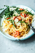 Spaghetti with shrimp, arugula and garlic butter